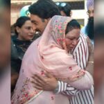 चमकीला की पहली पत्नी Diljit Dosanjh के गले मिलकर रो पड़ीं, तस्वीरें हुई Viral
